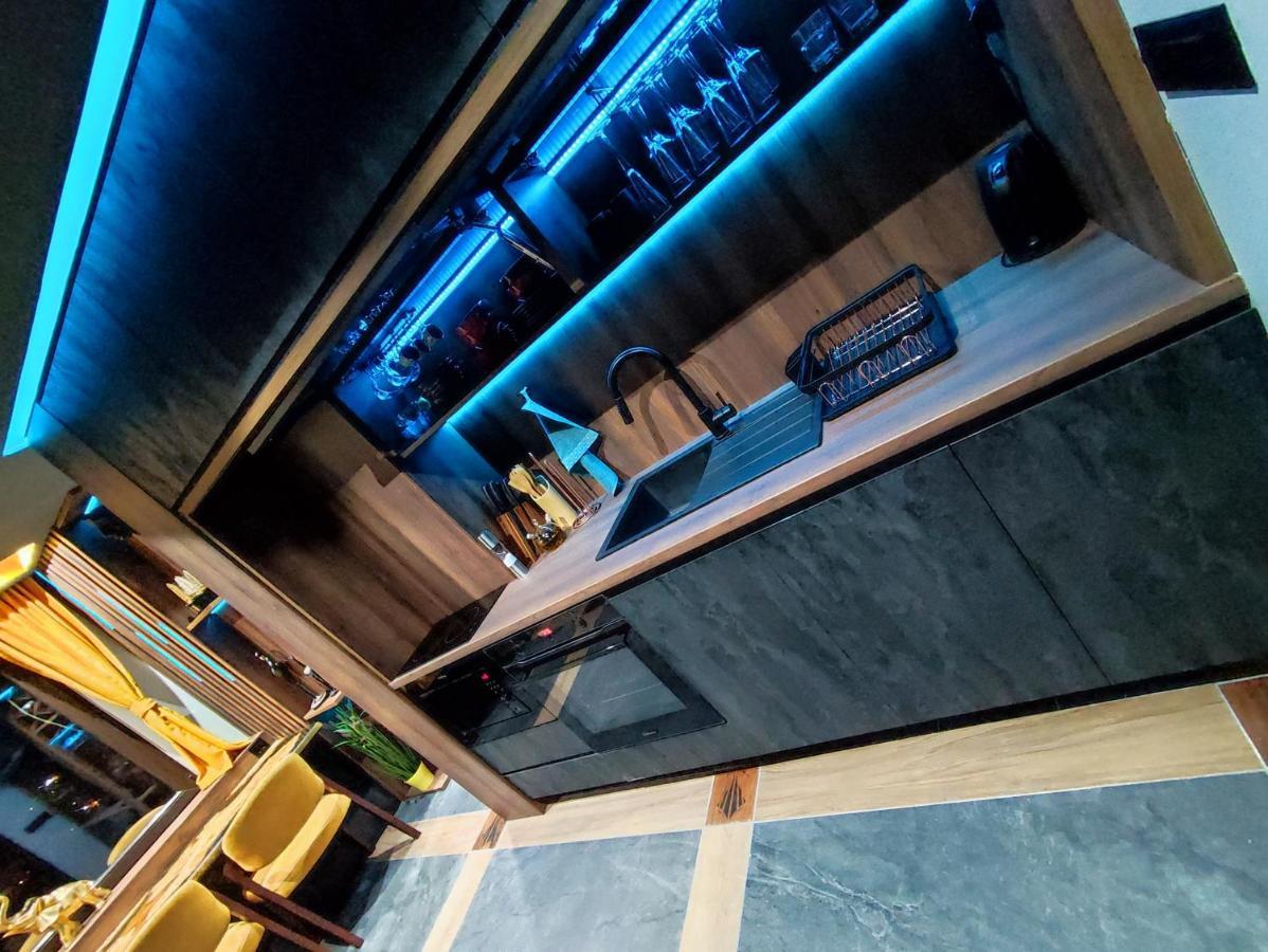 Smart Luxury Penthouse Suites - Private Sauna, Hot-Tub, Home Cinema At The Best Location In Skopje Eksteriør billede